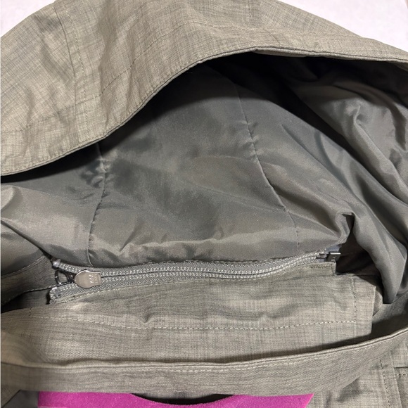 The North Face Forest Green Women's waterproof Jacket with removable hood. M
100 - Picture 5 of 7